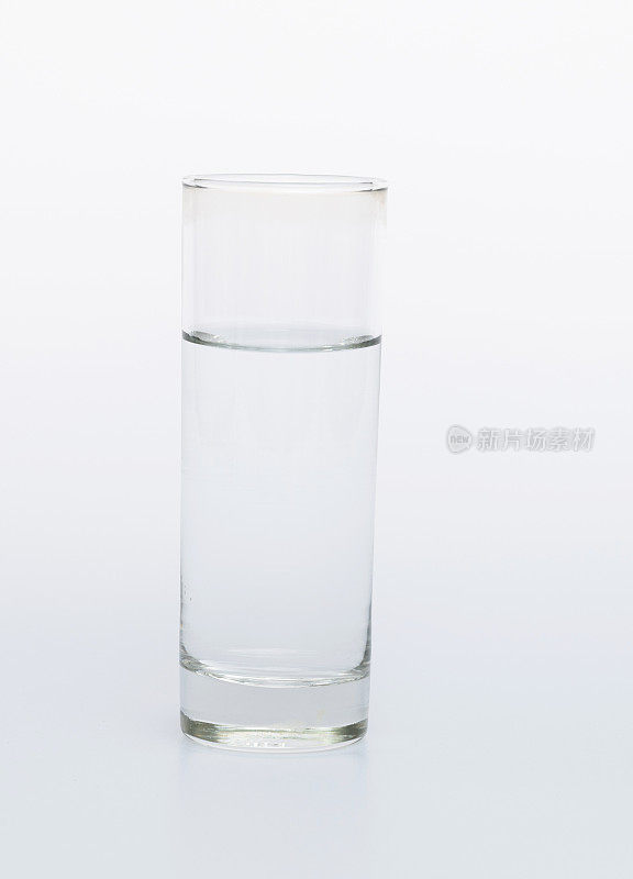 一杯白底的水
