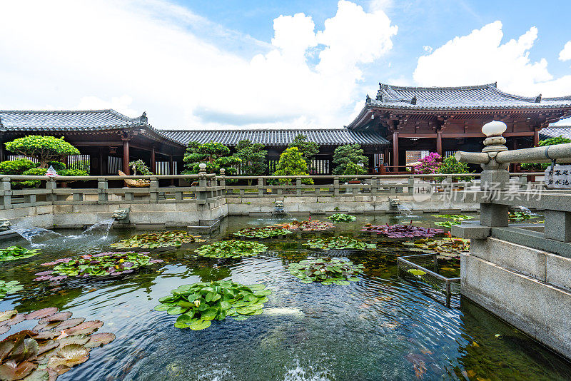 智莲庵是位于香港九龙钻石山的大型佛教寺院建筑群。