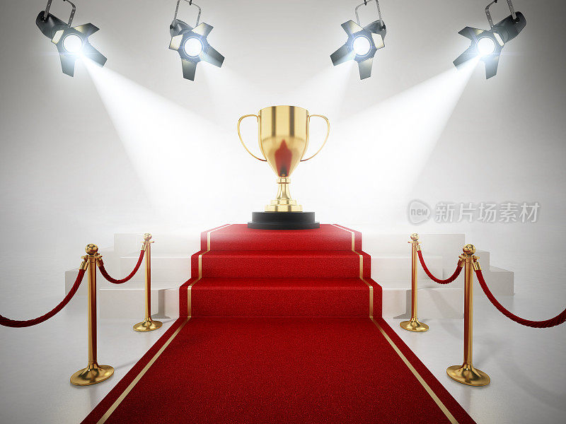 红地毯和通往金杯的支柱绳站在领奖台上被聚光灯照亮