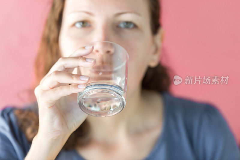 女人喝水来补充水分
