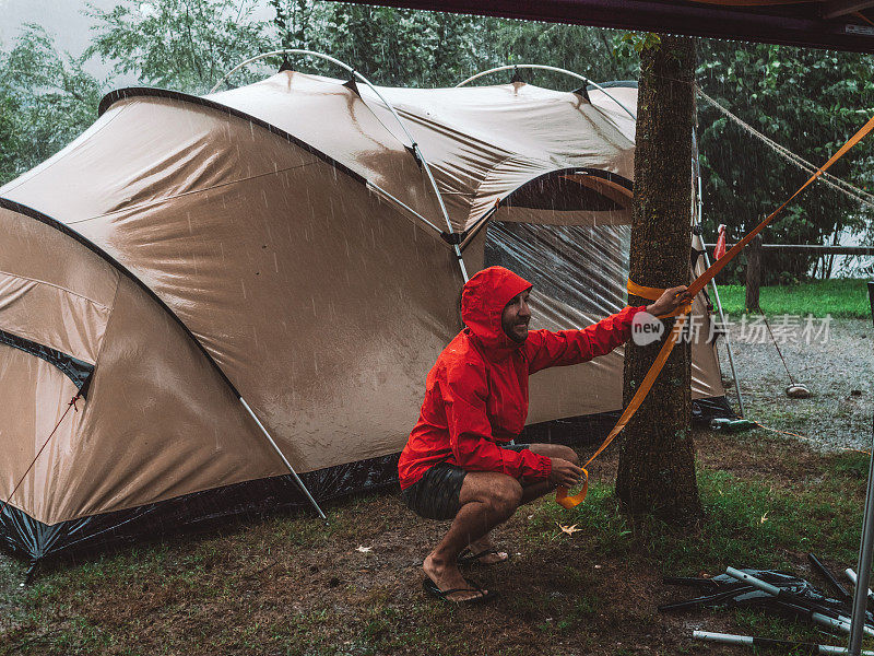 一名男子在露营时遭遇暴风雨