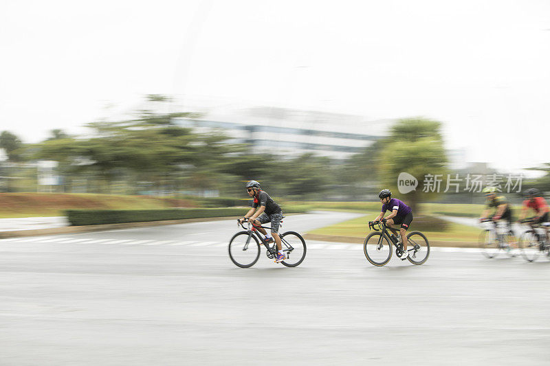 男子标准公路自行车比赛在平移照片