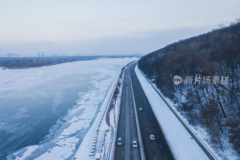 冰冻河流附近公路鸟瞰图