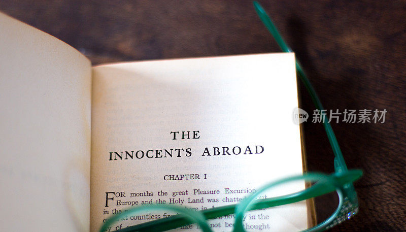 打开书，扉页:马克·吐温的《海外无辜者》
