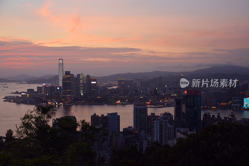 黄昏时的香港城市景观，宝马山山顶