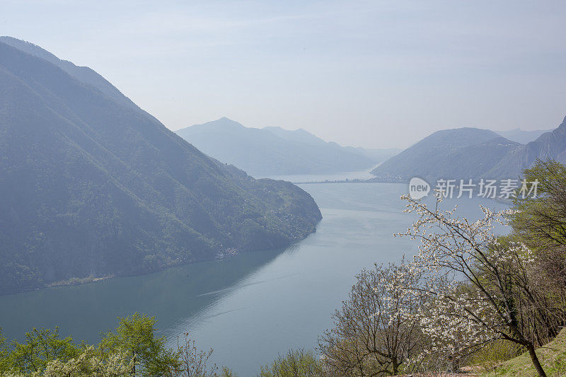 风景优美的卢加诺湖和周围的山脉