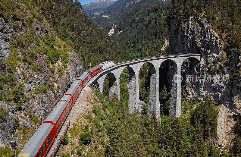 火车鸟瞰图在著名的Landwasser高架桥(Landwasserviadukt)，格劳宾登，瑞士。