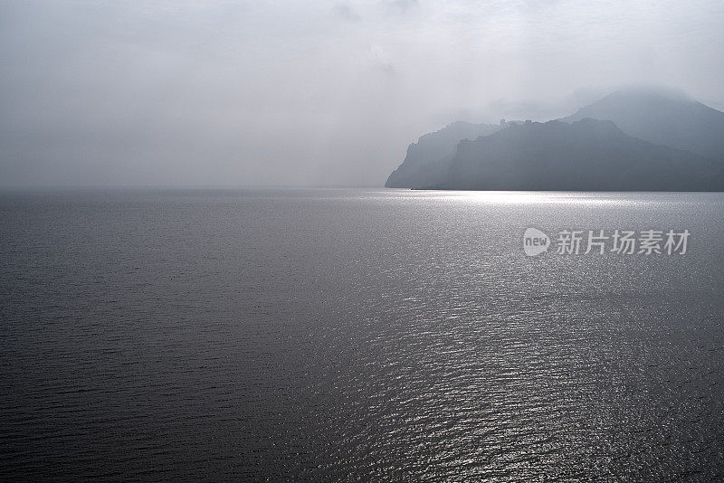 落基山岛，黑暗的大海天空和阳光，卡拉达火山，克里米亚