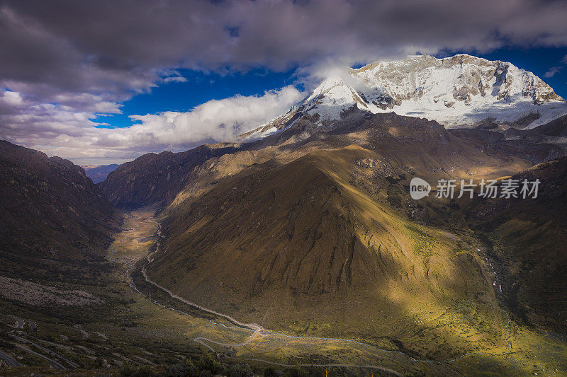 秘鲁瓦拉兹附近的卡什安第斯山脉和布兰卡山谷