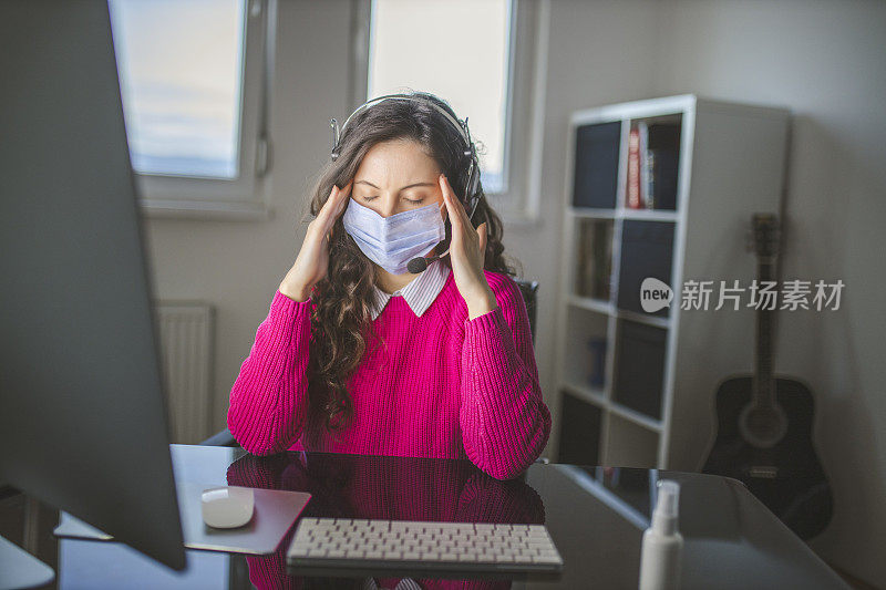 女商人在电脑前工作，在家办公头痛