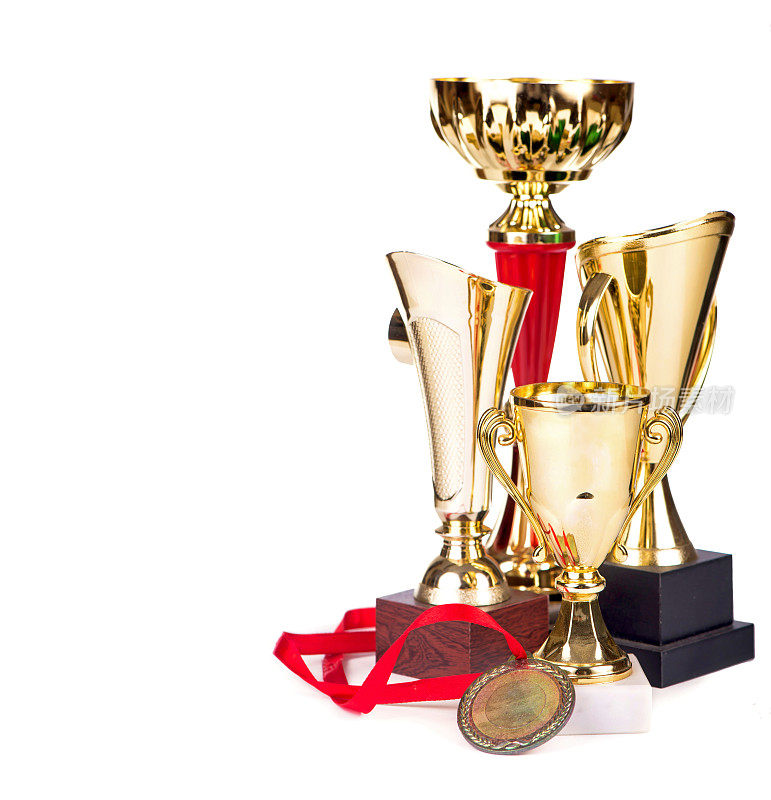 奖杯、奖杯、奖牌孤立在白色上。奖杯是对某一特定成就的有形和持久的提醒，它是对体育赛事成绩的认可和证明