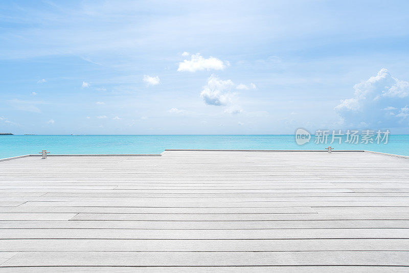 木制码头与蓝绿色的海与清澈的天空背景