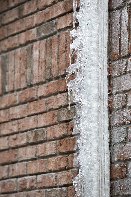 砖房上的落水管被冰包裹着