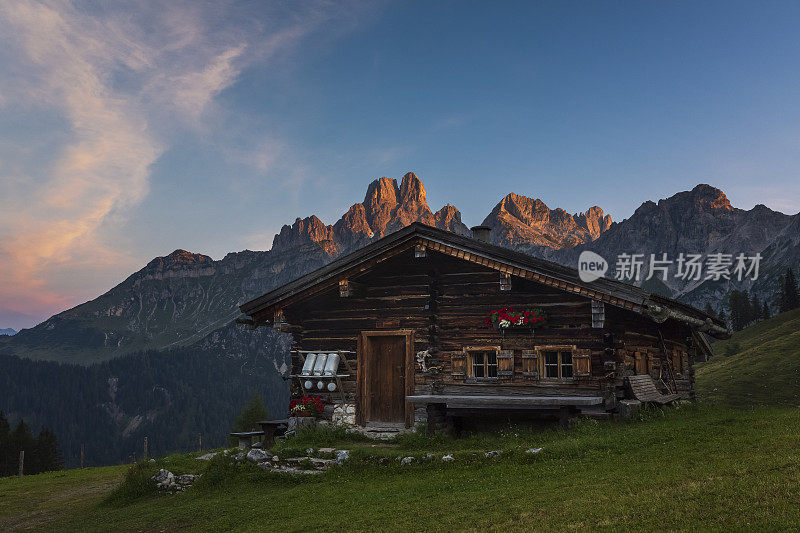 日出时分的山间小屋