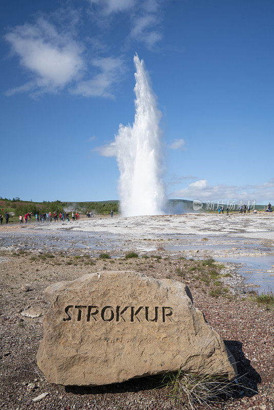 Strokkur间歇泉位于冰岛Reykjavík以东的Haukadalur山谷地区。