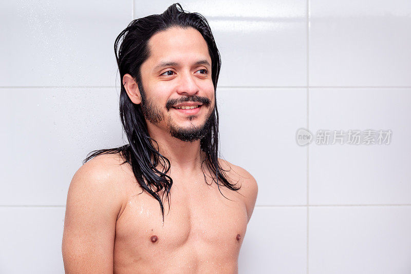 一个年轻的拉丁男人在淋浴时微笑