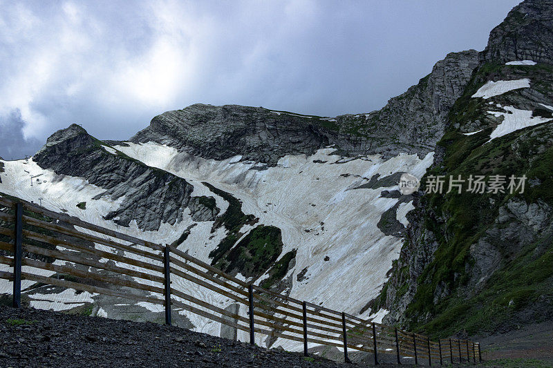 从山顶俯瞰，壮丽的景色