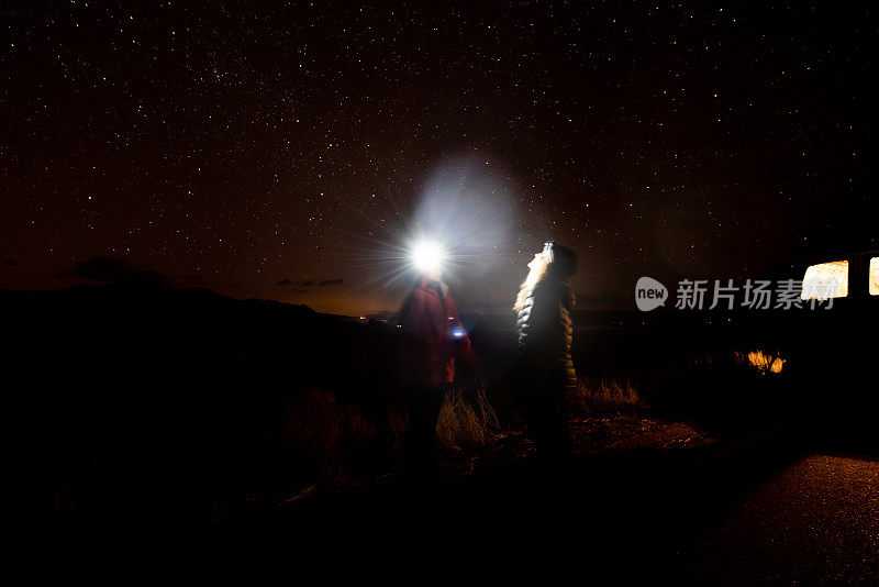 一对夫妇在山里进行公路旅行探险