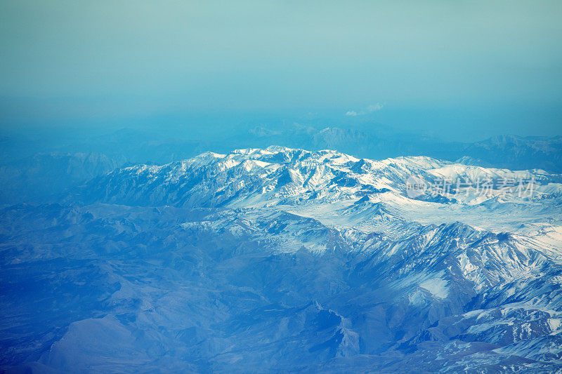 从飞机上看白雪皑皑的山脉