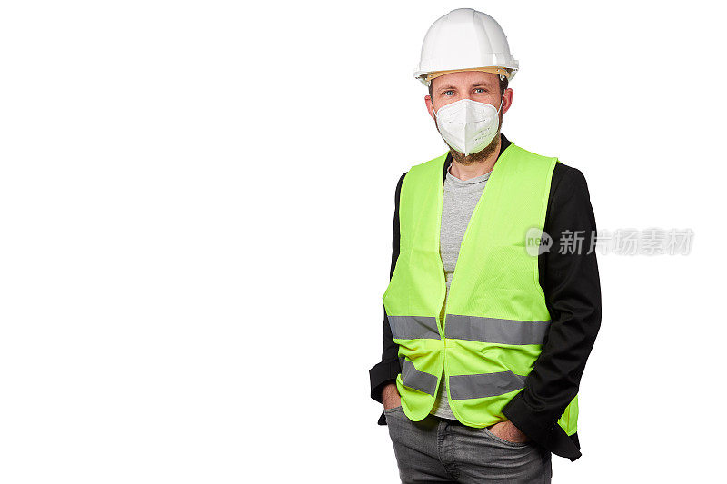 一名建筑师或土木工程师戴着白色安全帽和ffp2面具在工作室拍摄的高分辨率肖像，以白色背景为背景。