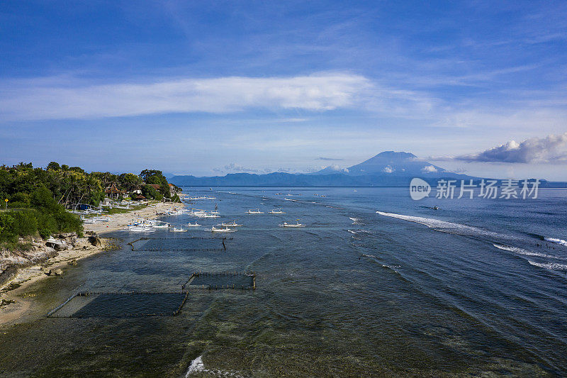 努沙佩尼达海岸线和印度尼西亚巴厘岛的渔船