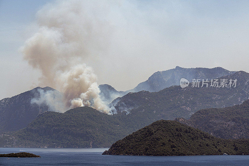 土耳其马尔马里斯森林大火和浓烟的总图