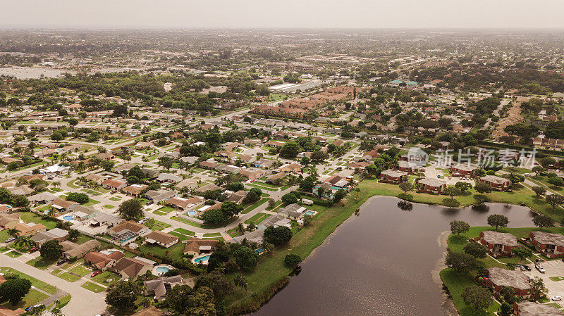 2021年10月，佛罗里达州西棕榈滩的单人住宅航拍画面