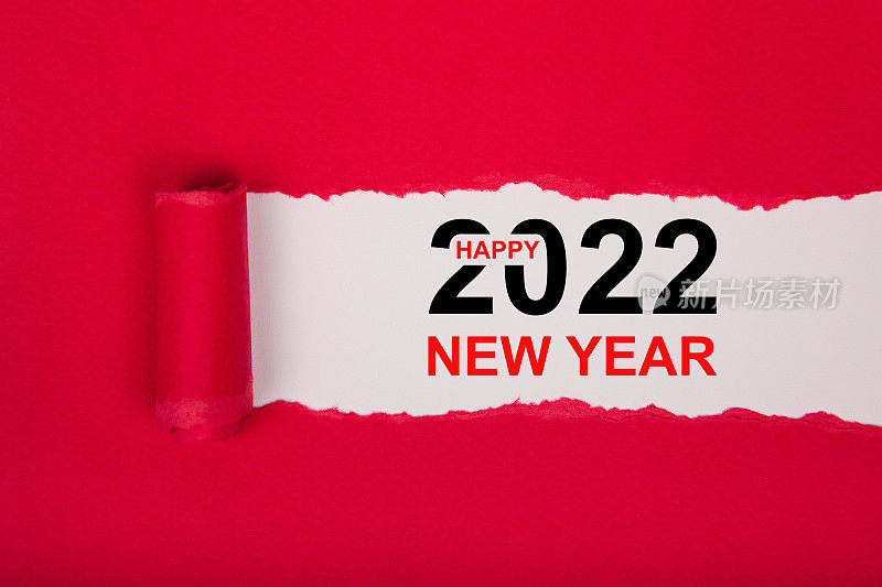 白色背景上的2022年新年快乐撕碎的纸