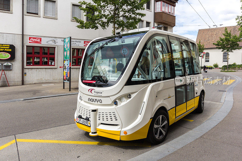 无人驾驶的公共汽车按照程序设计的路线行驶。