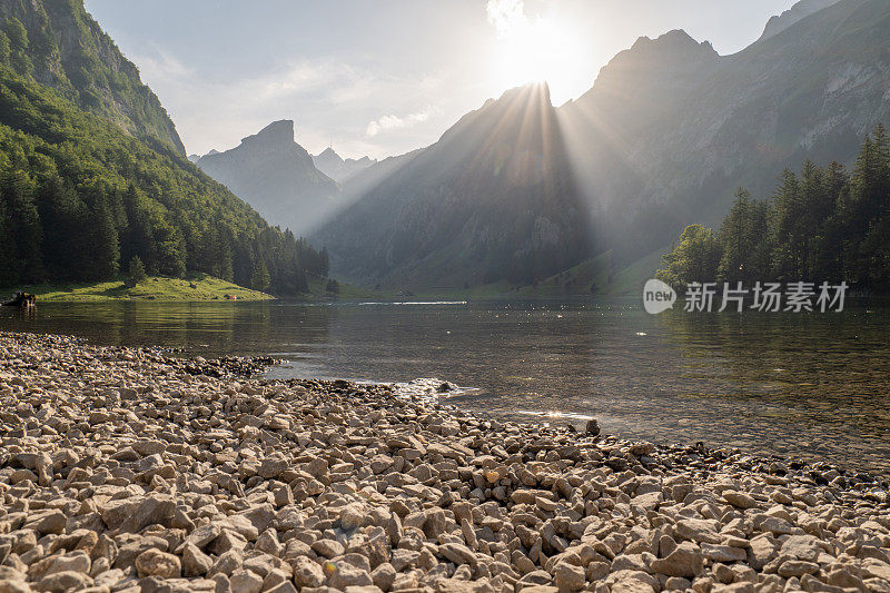 壮观的湖泊和山峰在阿彭策尔，瑞士