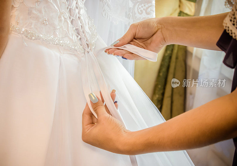 女傧相在婚礼当天给新娘穿礼服。在婚礼前，伴娘会帮忙穿白色礼服。最好的婚礼早晨