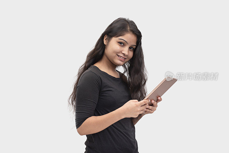年轻女孩使用平板电脑的照片