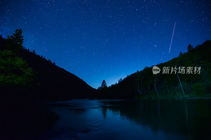 星夜与流星卫星黑暗河华盛顿州