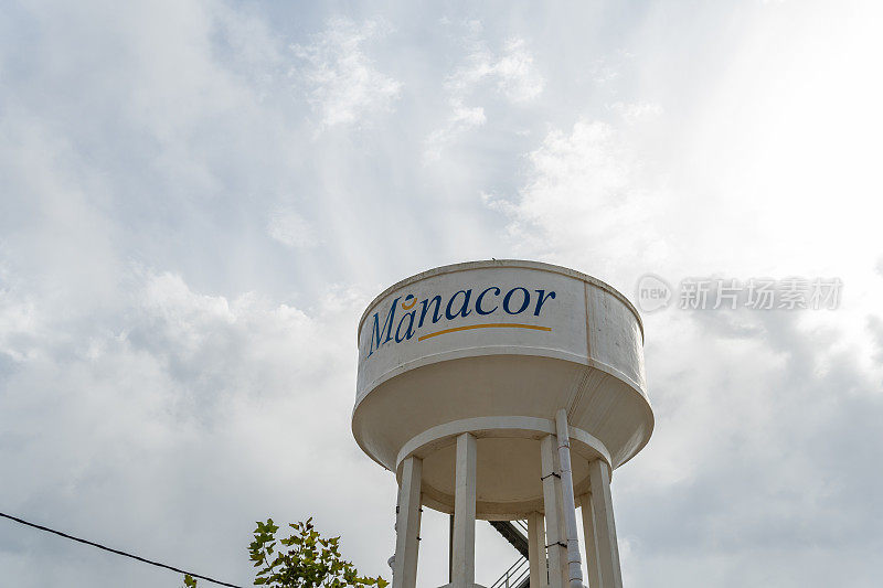 马洛卡岛马纳科尔镇的水箱和水处理厂。为马略卡岛不断增长的人口提供水的解决方案