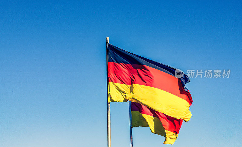 两面德国国旗迎风飘扬。