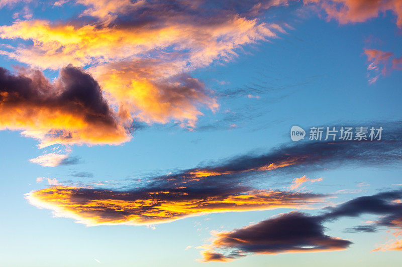 红色和橙色的天空缕缕云蓝色的天空云景科罗拉多户外背景照片系列