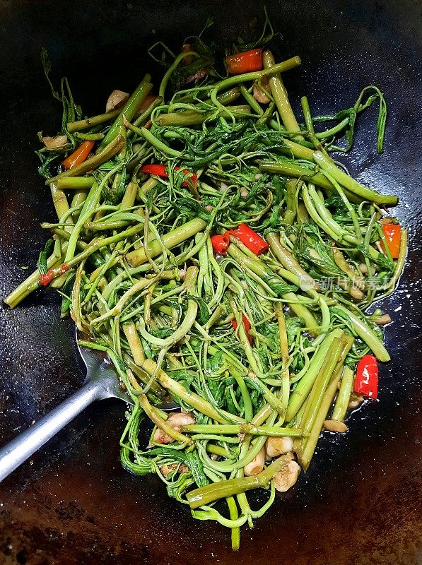 在平底锅里炒水含羞草-泰国菜。