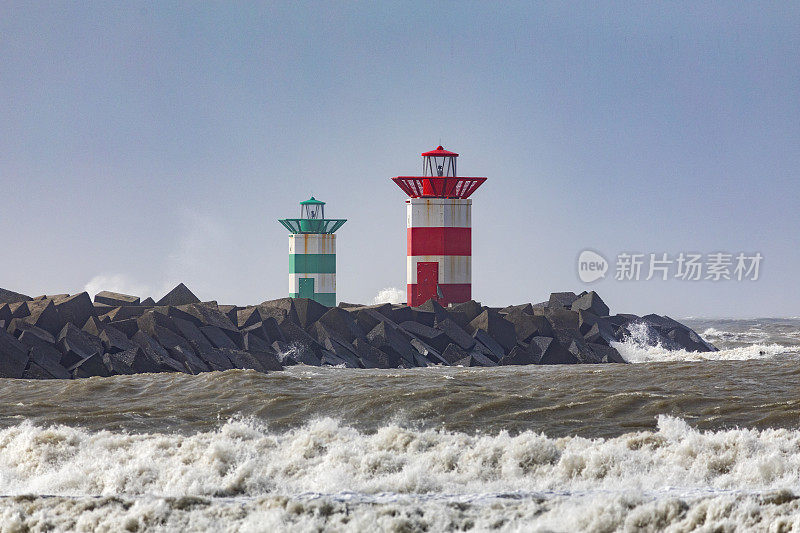 在一个暴风雨的日子里，北海沿岸的斯海弗宁根海滩