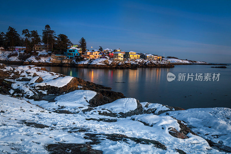 在一个雪天，黄昏沿着南温哥华岛