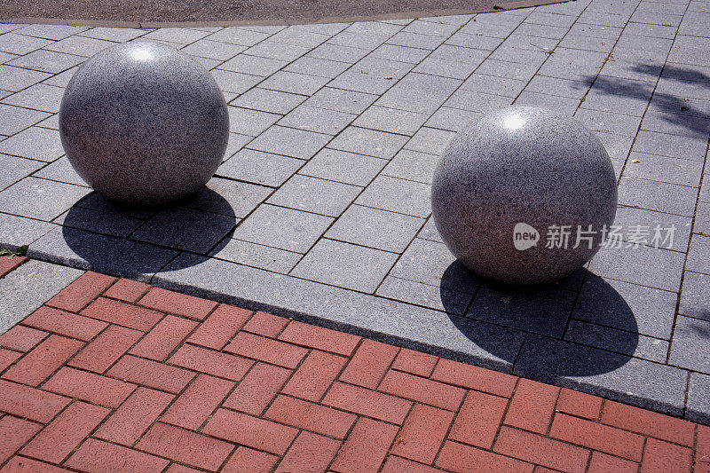 装饰花岗岩球在人行道上的球体