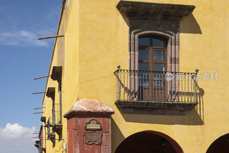 墨西哥圣米格尔德阿连德，带有阳台的殖民时期建筑特写