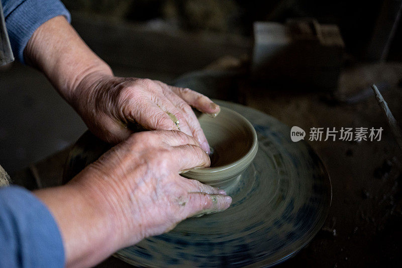 被裁掉的陶工制作陶器的手