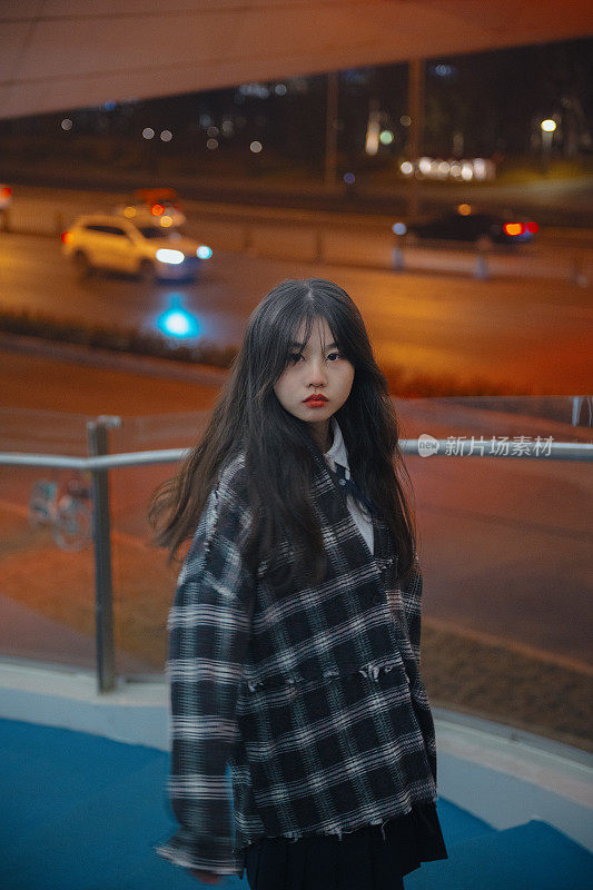 孤独的亚洲女孩在夜晚的桥上