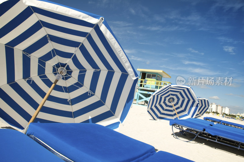夏日蓝白条纹沙滩伞和躺椅