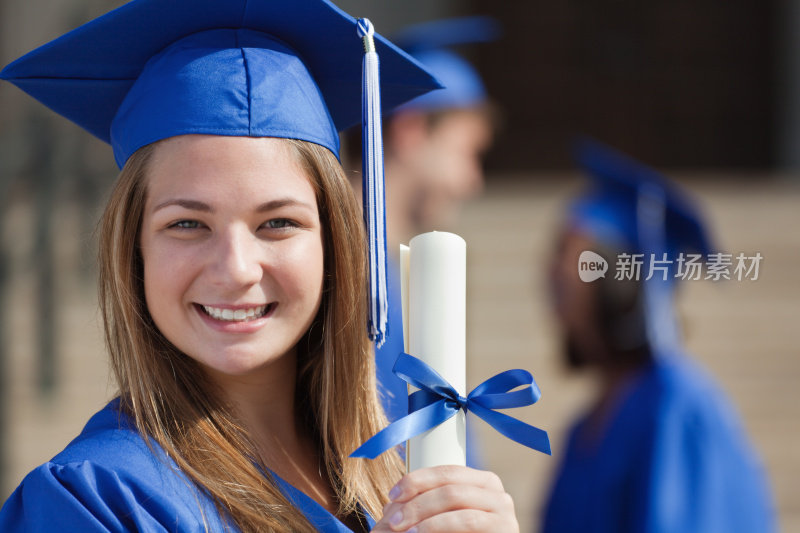 高中或大学毕业，有毕业证书的少女