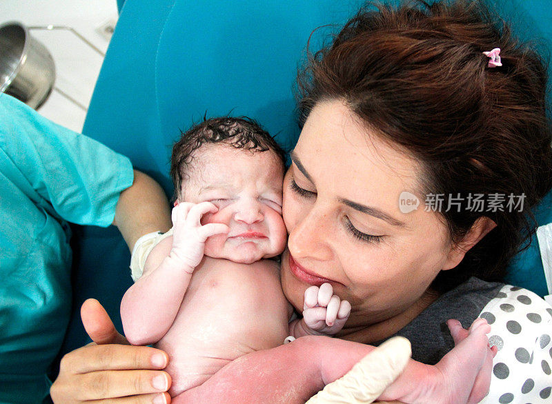 新生儿和母亲在医院