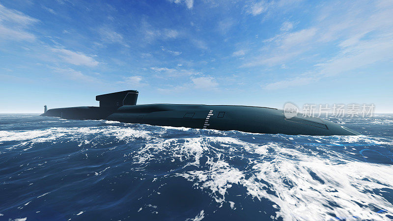 在公海上浮出水面的核潜艇