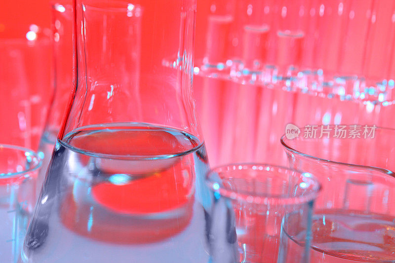 科研实验室，红色背景，玻璃烧瓶，烧杯，试管