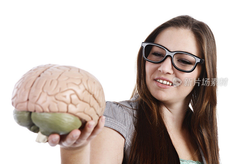 戴着眼镜的聪明女孩凝视着模型大脑