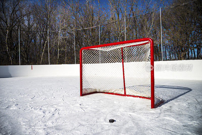 户外冰上曲棍球溜冰场的目标和冰球在磨损的冰上